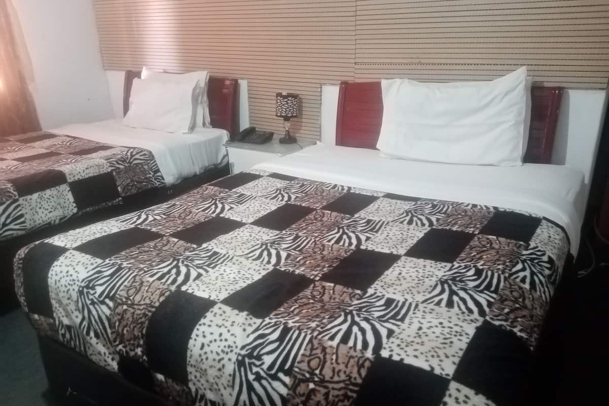 Family Twin Room | Desk, laptop workspace, soundproofing, iron/ironing board