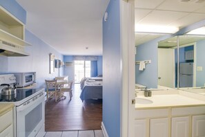 Apartment (0 Bedroom) | Interior - Studio Condo w/ Balcony in Sea Mist Resort (Myrtle Beach)