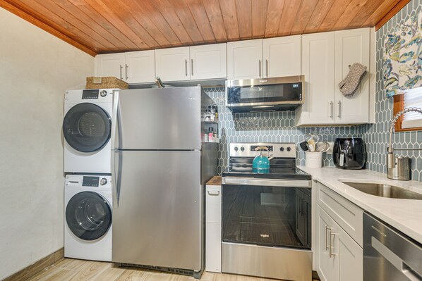 Interior - 2 Blocks to Sand! Breezy Atlantic Beach Escape (Myrtle Beach)