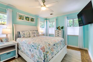 3 bedrooms, laptop workspace, iron/ironing board, free cribs/infant beds - Bradenton Home w/ Private Pool Near Downtown! (Bradenton)