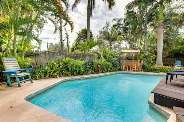 Una piscina al aire libre