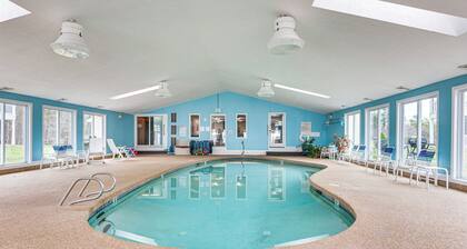 2 Mi to Drakes Island Beach: Condo w/ Indoor Pool!