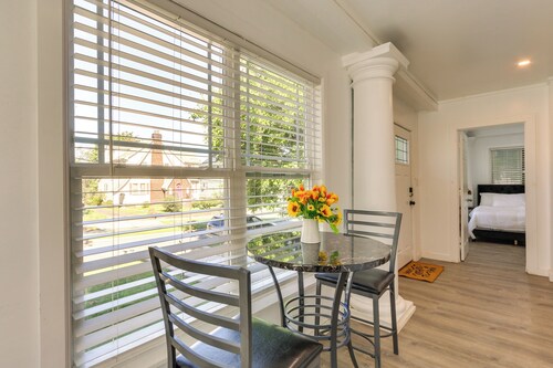 Chic Newark Vacation Rental: 3 Mi to Airport!