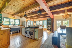House (5 Bedrooms) | Interior