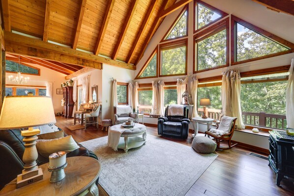 TV, caminetto, libri