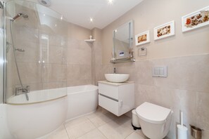 Apartment | Bathroom | Free toiletries, hair dryer, towels, soap - The Ravenscourt Park Collection (London)