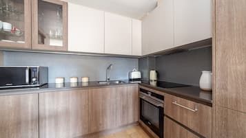 Apartamento | Cozinha privada | Geladeira, micro-ondas, fogão, cooktop