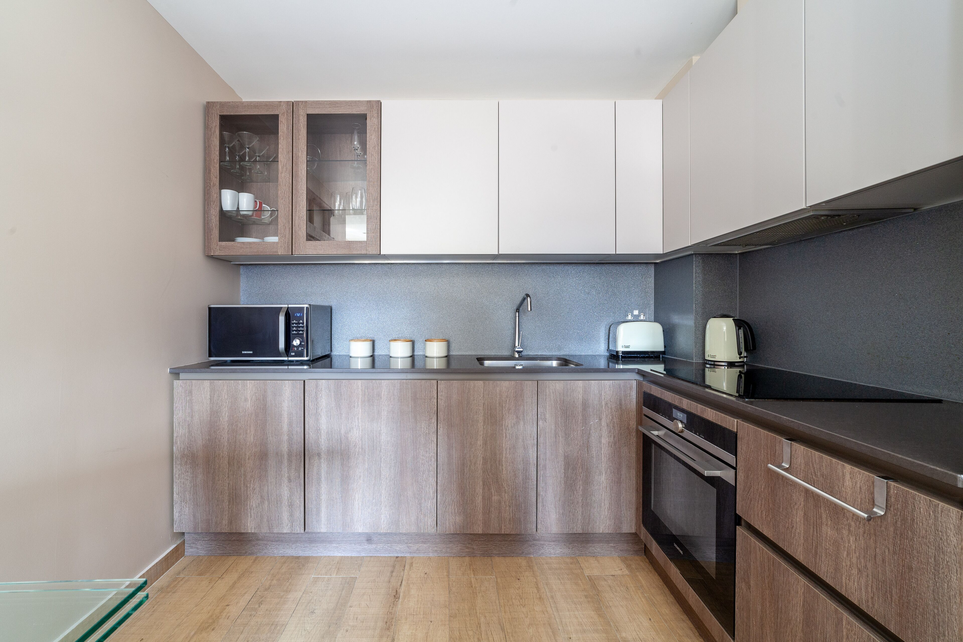 Apartamento | Cocina privada | Frigorífico, microondas, horno y placa de cocina