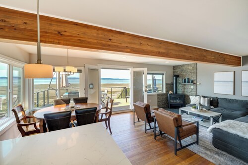 Coastal PNW Home on Swimmable Beach w/ Hot Tub!