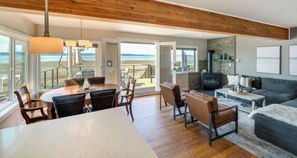 Coastal PNW Home on Swimmable Beach w/ Hot Tub!