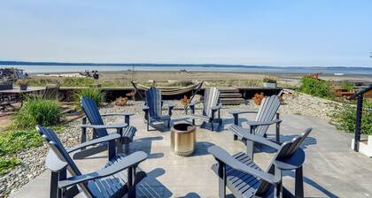 Coastal PNW Home on Swimmable Beach w/ Hot Tub!