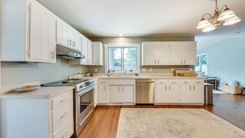 Rumah (4 Bedrooms) | Dapur pribadi | Microwave, oven, kompor, dan mesin pencuci piring