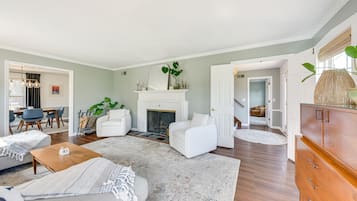 TV, perapian, dan buku