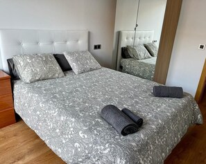 City appartement | 4 slaapkamers, een bureau, verduisterende gordijnen, gratis wifi