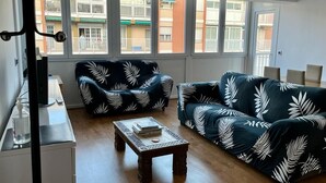 A living room with two sofas, a coffee table, and a TV stand. - Amplio apartamento cerca FIRA y Centro (L'Hospitalet de Llobregat)