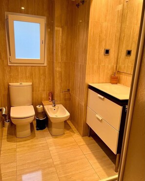 City Apartment | Bathroom | Shower, hair dryer, bidet, towels