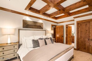 3 bedrooms, WiFi, bed sheets - Premier Vail Village Residence
 (Vail)