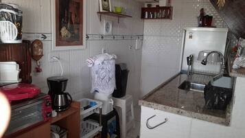 Kjøleskap, ovn, kokeplater og kaffetrakter/tekoker