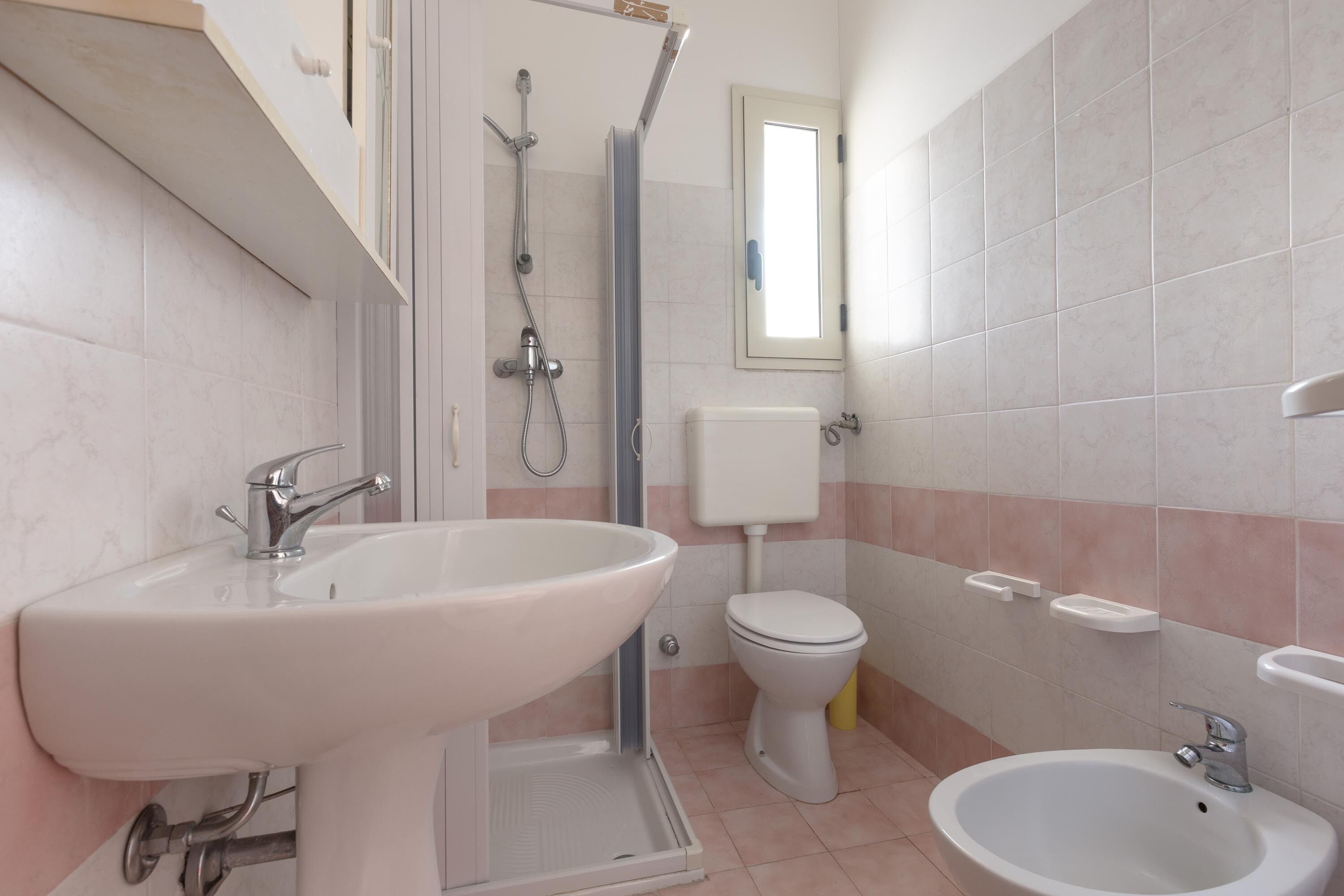 Une salle de bain équipée d’un lavabo, de toilettes, d’une douche et d’un bidet.