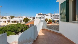 A balcony with a view of white buildings and a clear blue sky. - 3391 Dima Apartments - bilocale 5 by Barbarhouse (Melendugno)