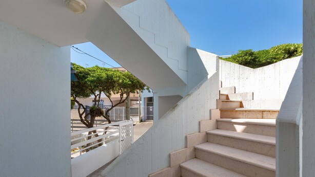 A staircase with beige steps leading upwards, surrounded by white walls and a clear blue sky. - 3392 Dima Apartments - bilocale 1 by Barbarhouse (Melendugno)