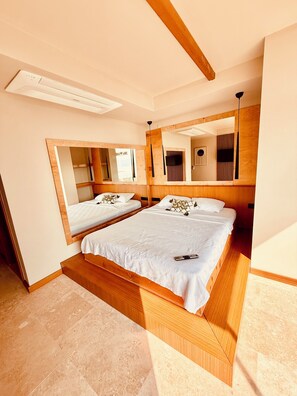 Habitación clásica doble, 1 cama de matrimonio, No se admiten mascotas, mirando al mar | 1 dormitorio, ropa de cama de alta calidad, caja fuerte