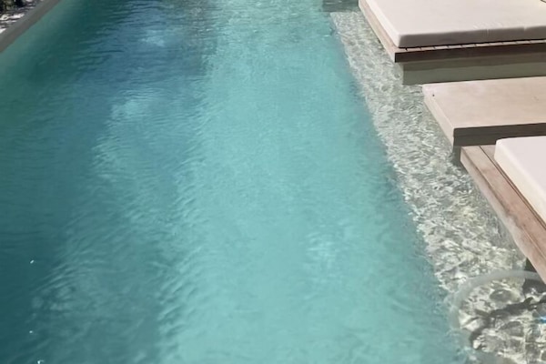 Una piscina al aire libre de temporada