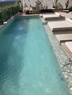Una piscina al aire libre de temporada