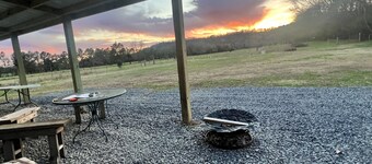 Spacious barndominium on scenic farmland. 5 miles from Guntersville boat ramp!