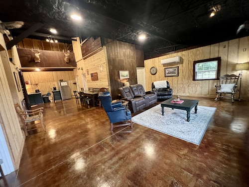 Spacious barndominium on scenic farmland. 5 miles from Guntersville boat ramp!