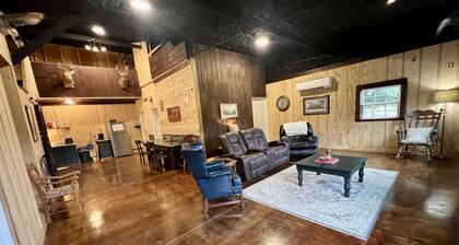 Spacious barndominium on scenic farmland. 5 miles from Guntersville boat ramp!