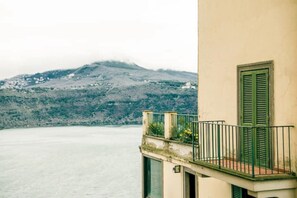 A balcony with a view of a lake and a mountain in the distance. - [7 min from airport] Design house with A/C and WiFi (ciampino)