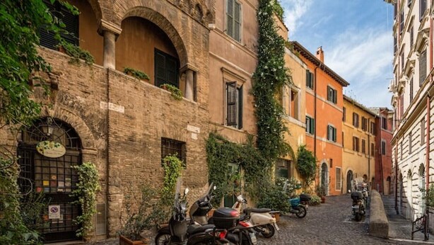 A narrow cobblestone street lined with historic buildings, some with arched windows and others with shutters. - [7 min from airport] Design house with A/C and WiFi (ciampino)