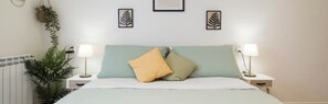 2 bedrooms, desk, iron/ironing board, travel crib - [7 min from airport] Design house with A/C and WiFi (ciampino)