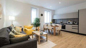 A modern apartment with a living room, dining area, and kitchen. - [7 min from airport] Design house with A/C and WiFi (ciampino)