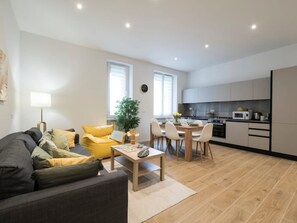 Smart TV - [7 min from airport] Design house with A/C and WiFi (ciampino)