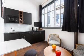 Fridge, microwave, coffee/tea maker, cookware/dishes/utensils - Le Baudelaire - Studio en centre ville (Bordeaux)