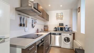 Een koelkast, een microgolfoven, een oven, een vaatwasser