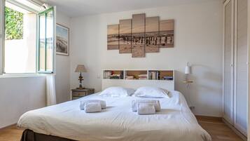 2 slaapkamers, een strijkplank/strijkijzer, gratis wifi, beddengoed