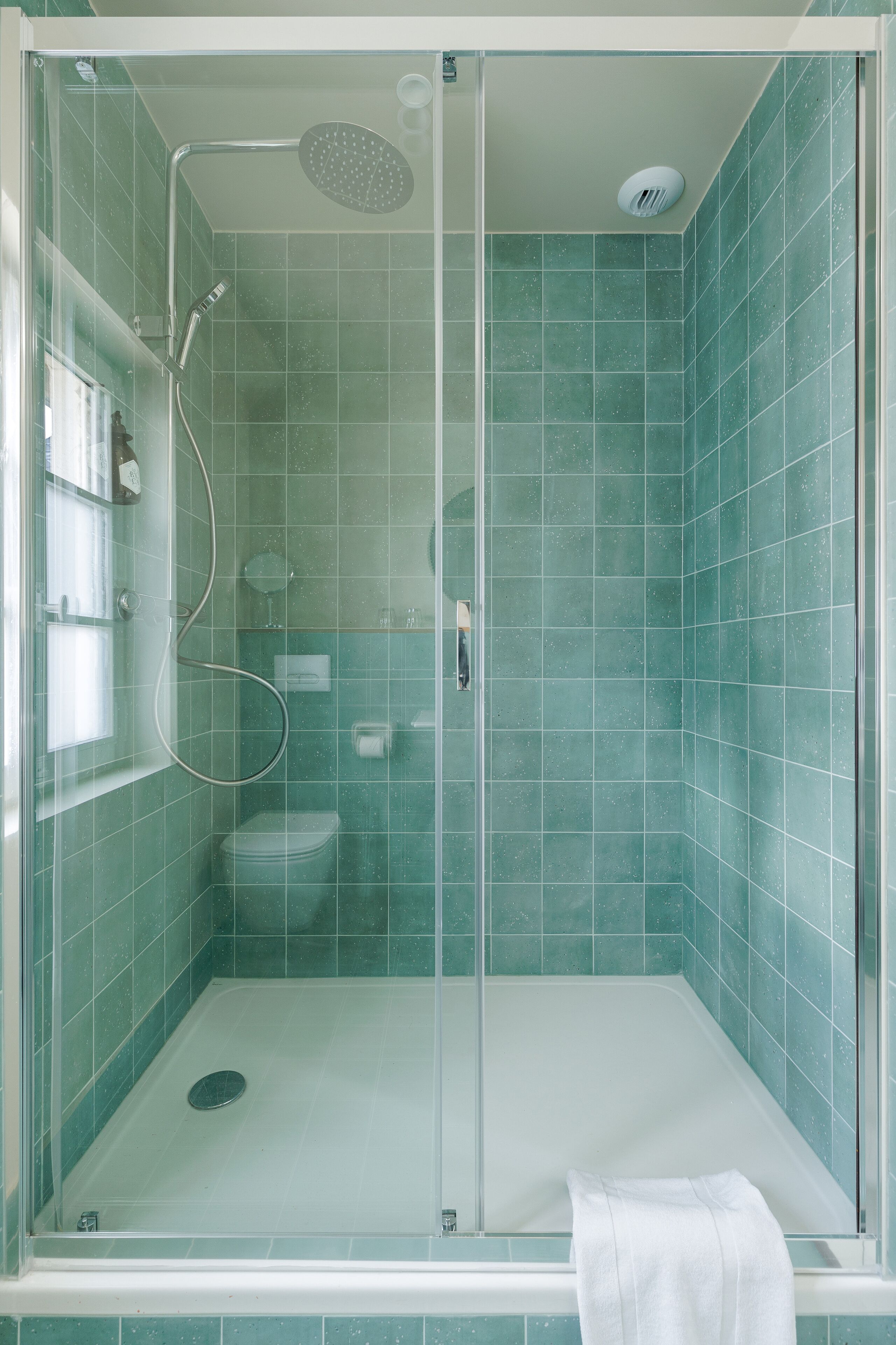 Chambre Double Supérieure | Salle de bain | Douche, sèche-cheveux, serviettes fournies, savon