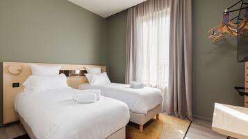 Quarto casal ou duplo standard | Roupas de cama antialérgicas, escrivaninha, cortinas blackout