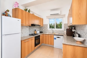 Refrigerador, microondas, horno y lavavajillas