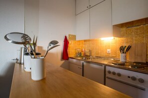 Kühlschrank, Ofen, Herdplatte, Wasserkocher mit Kaffee-/Teezubehör