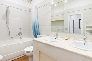 Baignoire, sèche-cheveux, bidet, serviettes fournies