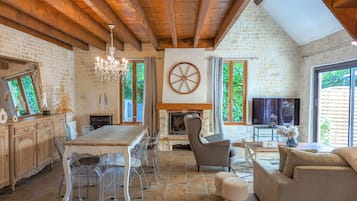 Smart-TV, Kamin, TischfuĂball, BĂŒcher