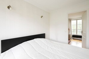 1 habitación, escritorio, tabla de planchar con plancha y internet 