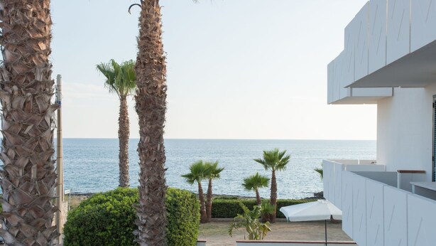 Un edificio moderno con un patio que da al mar.