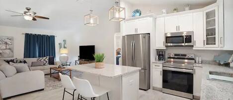 冷蔵庫、電子レンジ、オーブン、コンロ