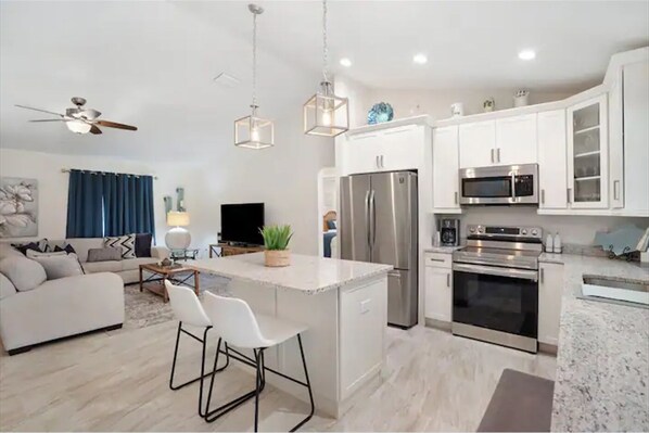 Frigorifero, microonde, forno, piano cottura