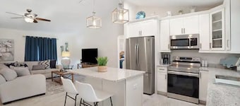 Spacious Home near Warm Mineral Springs, Beaches and Fun Outdoor Activities